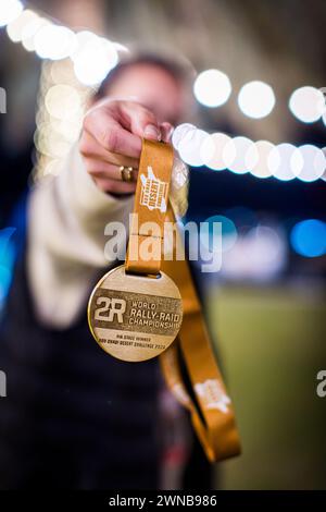 Medaille, medaglia FIA Stage Winner durante la fase 4 dell'Abu Dhabi Desert Challenge 2024, il 1° marzo 2024 a Mzeerâ&#x80;&#x99;ah, Emirati Arabi Uniti Credit: Independent Photo Agency/Alamy Live News Foto Stock