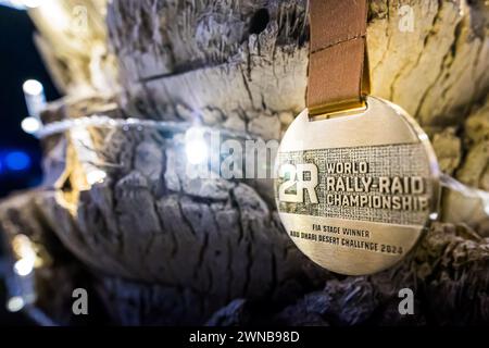 Medaille, medaglia FIA Stage Winner durante la fase 4 dell'Abu Dhabi Desert Challenge 2024, il 1° marzo 2024 a Mzeerâ&#x80;&#x99;ah, Emirati Arabi Uniti Credit: Independent Photo Agency/Alamy Live News Foto Stock