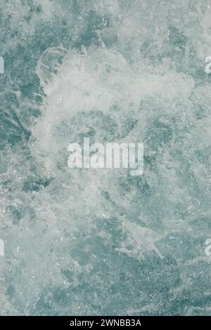 Un grande corpo d'acqua con molta schiuma bianca e bolle Foto Stock