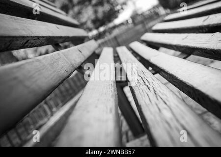 Foto scattata presso una panchina situata a Verona, foto in bianco e nero Foto Stock