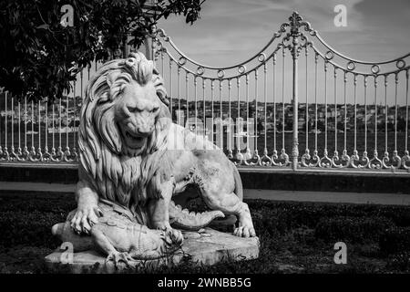 La statua di un leone che combatte con un coccodrillo si trova nei giardini del Palazzo Dolmabahce di Istanbul Foto Stock