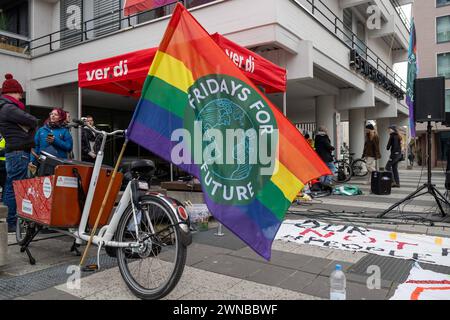 Bundesweiter Klimastreik von Verdi und Fridays for Future Fridays for Future Flagge auf einem Lastenrad motiert, vor einem Zelt der Gewerkschaft verdi auf dem Nürnberger Korn markt vor dem Gewerkschaftshaus im Rahmen der gemeinsamen Demonstation. Nürnberg Bayern Deutschland *** sciopero climatico nazionale di Verdi e venerdì per i futuri venerdì per la futura bandiera su una bici da carico di fronte a una tenda del sindacato verdi presso il Kornmarkt di Norimberga di fronte all'edificio del sindacato come parte della stazione dimostrativa comune di Norimberga Baviera Germania 20240301-6V2A4064 Foto Stock