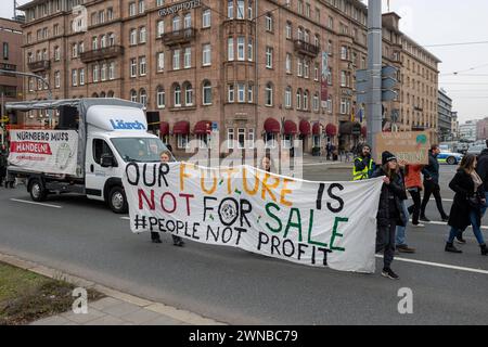 Bundesweiter Klimastreik von Verdi und Fridays for Future Demonstrationszug in Nürnberg um die Altstadt unter dem motto Wir fahren zusammen. Hier vereinen sich Mitglieder der Gewerkschaft ver.di im Kampf für verbesserte Tarifverträge im öffentlichen Nahverkehr und bessere Arbeitsbedingungen, sowie Aktivist:innen von Friday for Future, die sich für konsequenten Klimaschutz, die Verkehrswende und eine fortschrittliche Kapolitik auf nationaler und europäischer bene engeren. Banner mit der Aufschrift il nostro futuro non è in vendita Nürnberg Bayern Deutschland *** sciopero climatico nazionale di Ver Foto Stock