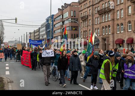 Bundesweiter Klimastreik von Verdi und Fridays for Future Demonstrationszug in Nürnberg um die Altstadt unter dem motto Wir fahren zusammen. Hier vereinen sich Mitglieder der Gewerkschaft ver.di im Kampf für verbesserte Tarifverträge im öffentlichen Nahverkehr und bessere Arbeitsbedingungen, sowie Aktivist:innen von Friday for Future, die sich für konsequenten Klimaschutz, die Verkehrswende und eine fortschrittliche Kapolitik auf nationaler und europäischer bene engeren. Nürnberg Bayern Deutschland *** sciopero climatico nazionale di Verdi e venerdì per la futura marcia dimostrativa a Nure Foto Stock