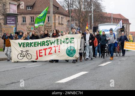 Bundesweiter Klimastreik von Verdi und Fridays for Future Demonstrationszug in Nürnberg um die Altstadt unter dem motto Wir fahren zusammen. Hier vereinen sich Mitglieder der Gewerkschaft ver.di im Kampf für verbesserte Tarifverträge im öffentlichen Nahverkehr und bessere Arbeitsbedingungen, sowie Aktivist:innen von Friday for Future, die sich für konsequenten Klimaschutz, die Verkehrswende und eine fortschrittliche Kapolitik auf nationaler und europäischer bene engeren. Nürnberg Bayern Deutschland *** sciopero climatico nazionale di Verdi e venerdì per la futura marcia dimostrativa a Nure Foto Stock