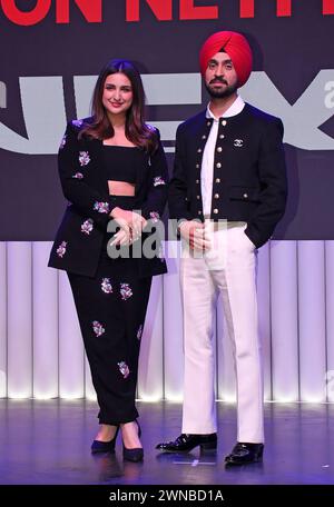 L-R Bollywood, l'attrice Parineeti Chopra e la cantante indiana, cantautrice e attore Diljit Dosanjh, posano per una foto durante un evento per svelare il loro prossimo film 'Amar Singh Chamkila' su Netflix a Mumbai. Foto Stock