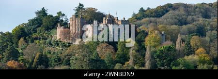 Foto panoramica dei colori autunnali al castello di Dunster nel Somerset Foto Stock