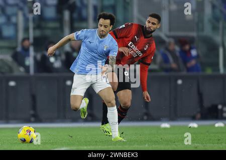 Roma, Italia. 1 marzo 2024. L'attaccante brasiliano della Lazio Felipe Anderson sfida per il pallone con il centrocampista inglese del Milan Ruben Loftus Cheek durante la partita di serie A tra SS Lazio e AC Milan allo Stadio Olimpico il 1 marzo 2024, a Roma. Credito: Agenzia fotografica indipendente/Alamy Live News Foto Stock