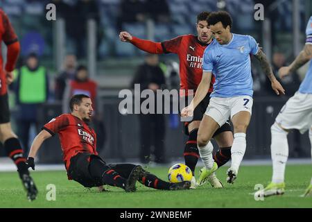 Roma, Italia. 1 marzo 2024. Il centrocampista algerino del Milan Ismael Bennacer sfida per il pallone con l'attaccante brasiliano della Lazio Felipe Anderson durante la partita di serie A tra SS Lazio e AC Milan allo Stadio Olimpico il 1° marzo 2024 a Roma. Credito: Agenzia fotografica indipendente/Alamy Live News Foto Stock