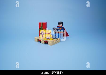 Un Lego Superman isolato su uno sfondo blu vuoto Foto Stock
