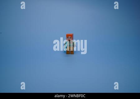 Un Lego bowman isolato su uno sfondo blu vuoto Foto Stock