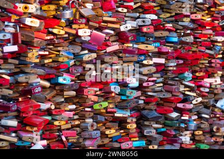 Migliaia di lucchetti multicolore Love Locks si sono Uniti saldamente e riempiono la cornice, sul ponte Hohenzollern a Colonia, Germania. Foto Stock