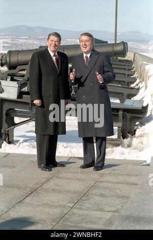 18 marzo 1985. Quebec City, Canada. Il presidente Reagan e il primo ministro canadese Brian Mulroney visitano la Cittadella di Quebec City in Canada Foto Stock
