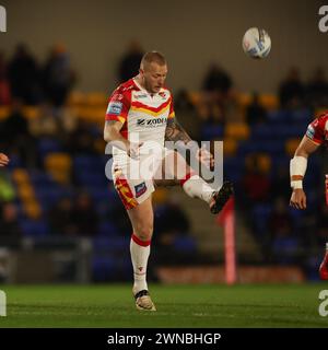 Londra, Regno Unito. 25 febbraio 2024. Jordan Abdull dei Catalani Dragons calciò la palla durante la partita di Super League tra i London Broncos e i Catalani Dragons a Plough Lane, Londra, Inghilterra, il 23 febbraio 2024. Foto di Ken Sparks. Solo per uso editoriale, licenza richiesta per uso commerciale. Non utilizzare in scommesse, giochi o pubblicazioni di singoli club/campionato/giocatori. Crediti: UK Sports Pics Ltd/Alamy Live News Foto Stock