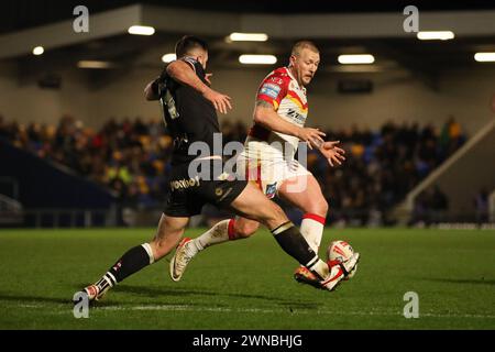 Londra, Regno Unito. 25 febbraio 2024. Jordan Abdull dei Catalani Dragons ha un grubber kick bloccato durante la partita di Super League tra i London Broncos e i Catalani Dragons a Plough Lane, Londra, Inghilterra, il 23 febbraio 2024. Foto di Ken Sparks. Solo per uso editoriale, licenza richiesta per uso commerciale. Non utilizzare in scommesse, giochi o pubblicazioni di singoli club/campionato/giocatori. Crediti: UK Sports Pics Ltd/Alamy Live News Foto Stock