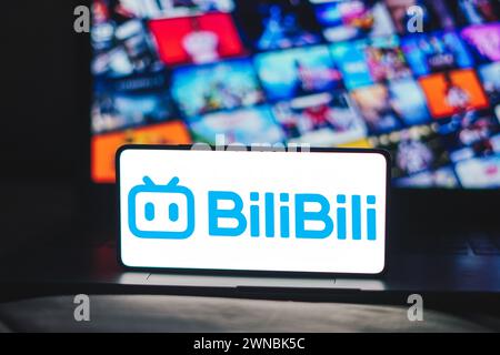 In questa immagine, il logo bilibili viene visualizzato sullo schermo di uno smartphone. Foto Stock