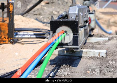 Installazione e collegamento di cavi in fibra ottica alle case vicine Foto Stock