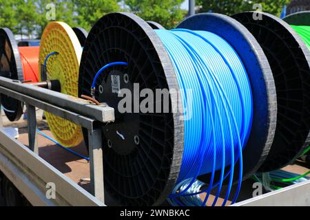 Installazione e collegamento di cavi in fibra ottica alle case vicine Foto Stock