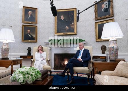 Washington, Vereinigte Staaten. 1 marzo 2024. Il presidente degli Stati Uniti Joe Biden e il primo ministro italiano Giorgia Meloni si incontrano alla Casa Bianca di Washington, DC, 1 marzo 2024. Credito: Chris Kleponis/Pool tramite CNP/dpa/Alamy Live News Foto Stock