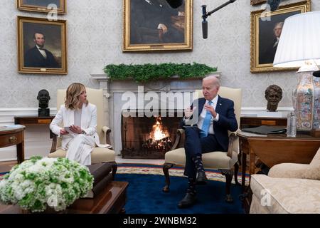 Washington, Vereinigte Staaten. 1 marzo 2024. Il presidente degli Stati Uniti Joe Biden e il primo ministro italiano Giorgia Meloni si incontrano alla Casa Bianca di Washington, DC, 1 marzo 2024. Credito: Chris Kleponis/Pool tramite CNP/dpa/Alamy Live News Foto Stock