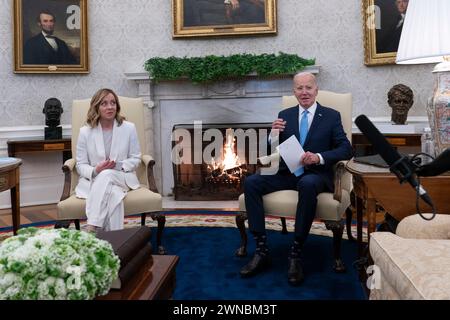 Washington, Vereinigte Staaten. 1 marzo 2024. Il presidente degli Stati Uniti Joe Biden e il primo ministro italiano Giorgia Meloni si incontrano alla Casa Bianca di Washington, DC, 1 marzo 2024. Credito: Chris Kleponis/Pool tramite CNP/dpa/Alamy Live News Foto Stock