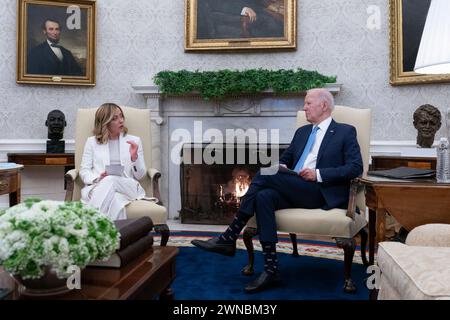 Washington, Vereinigte Staaten. 1 marzo 2024. Il presidente degli Stati Uniti Joe Biden e il primo ministro italiano Giorgia Meloni si incontrano alla Casa Bianca di Washington, DC, 1 marzo 2024. Credito: Chris Kleponis/Pool tramite CNP/dpa/Alamy Live News Foto Stock