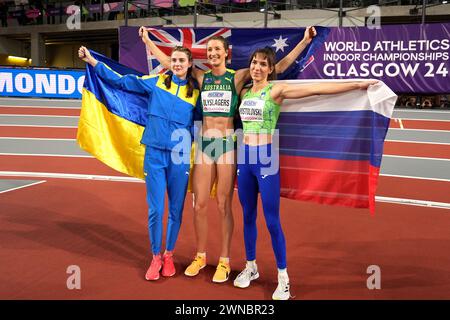 L'australiano Nicola Olyslagers (centro) celebra la vittoria dell'oro, l'Ucraina Yaroslava Mahuchikh (sinistra) celebra la vittoria dell'argento e la slovacca Lia Apostolovski celebra la vittoria del bronzo nella finale di salto in alto femminile durante il primo giorno dei Campionati mondiali di atletica indoor all'Emirates Arena di Glasgow. Data foto: Venerdì 1 marzo 2024. Foto Stock