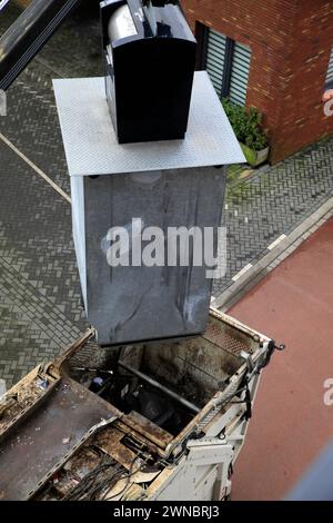 I contenitori sotterranei di rifiuti residui vengono svuotati dai servizi municipali Foto Stock