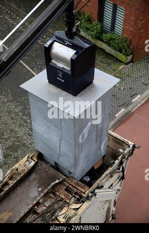 I contenitori sotterranei di rifiuti residui vengono svuotati dai servizi municipali Foto Stock