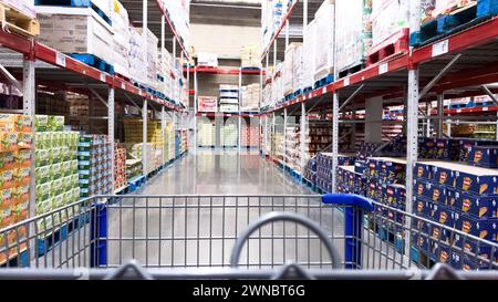 Navigare nelle corsie del Sams Club con un carrello vuoto Foto Stock