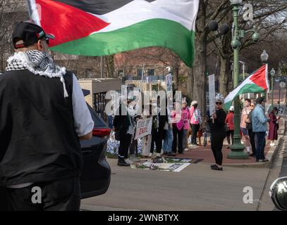 Washington, Stati Uniti d'America. 26 febbraio 2024. Manifestanti vicino al punto in cui Aaron Bushnell si è dato fuoco ieri fuori dall'Ambasciata di Israele a Washington, DC, lunedì 26 febbraio 2024.credito: Ron Sachs/CNP/Sipa USA (RESTRIZIONE: NO Daily mail. NESSUN giornale di New York o New Jersey o giornali entro un raggio di 75 miglia da New York City.) Crediti: SIPA USA/Alamy Live News Foto Stock