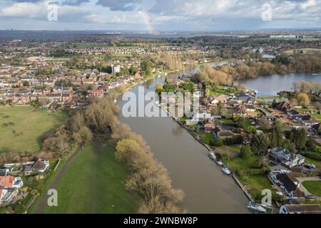 Vista aerea verso ovest lungo il Tamigi, allontanandosi da un arcobaleno in una lontana tempesta di pioggia, vicino a Staines upon Thames, Surrey, Regno Unito. Foto Stock