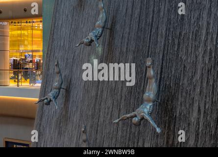 Un'immagine delle cascate del Dubai Mall e delle sculture che decorano uno dei molti atrio del grande centro commerciale. Foto Stock
