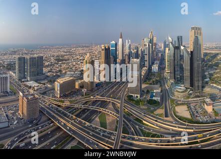 Una foto degli edifici del quartiere del Trade Centre e dell'affollato incrocio di al Safa Street e Sheikh Zayed Road. Foto Stock