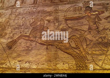 Murale all'interno del grande Tempio di Abu Simbel che celebra Pharoah Ramses II come grande guerriero Foto Stock