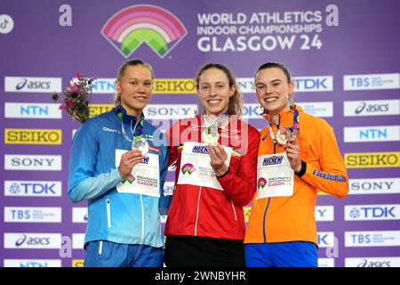 Il belga Noor Vidts (centro) celebra con la medaglia d'oro, la finlandese Saga Vanninen (a sinistra) con la medaglia d'argento e l'olandese Sofie Dokter con la medaglia di bronzo dopo il Pentathlon femminile durante il primo giorno dei Campionati mondiali di atletica indoor all'Emirates Arena di Glasgow. Data foto: Venerdì 1 marzo 2024. Foto Stock