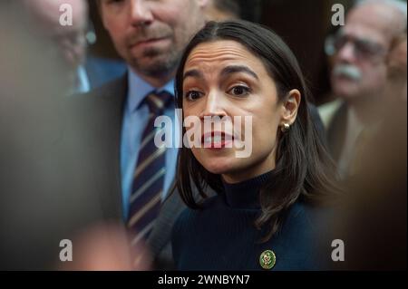 New York. 28 febbraio 2024. Il rappresentante degli Stati Uniti Alexandria Ocasio-Cortez (Democratico di New York) commenta mentre Hunter Biden, figlio del presidente degli Stati Uniti Joe Biden, appare per una deposizione a porte chiuse presso l'edificio degli uffici della OâNeill House a Washington DC mercoledì 28 febbraio 2024. Credito: Rod Lamkey/CNP per il New York Post (RESTRIZIONE: NESSUNA corrispondenza giornaliera. NESSUN giornale di New York o New Jersey o giornali entro un raggio di 75 miglia da New York City.) Credito: dpa/Alamy Live News Foto Stock