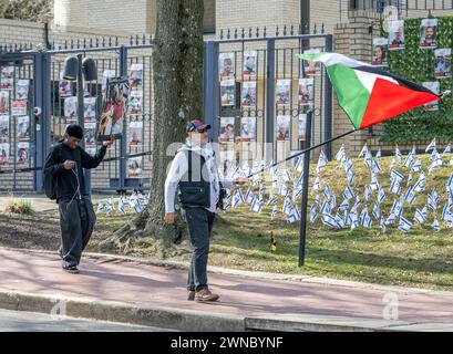 New York. 26 febbraio 2024. Due manifestanti pro-palestinesi gridano: “Baby killers cammina fuori dall’Ambasciata di Israele a Washington, DC lunedì 26 febbraio 2024. Credito: Ron Sachs/CNP (RESTRIZIONE: NO Daily mail. NESSUN giornale di New York o New Jersey o giornali entro un raggio di 75 miglia da New York City.) Credito: dpa/Alamy Live News Foto Stock