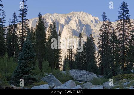 Mentre le cime di granito dietro le montagne alpine nel Kings Canyon National Park. Foto Stock