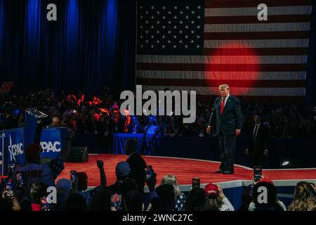 L'ex presidente Donald Trump saluta il pubblico alla Conservative Political Action Conference National Harbor, MD I partecipanti e gli oratori si riuniscono per la conferenza Conservative Political Action Conference National Harbor, MD Foto Stock