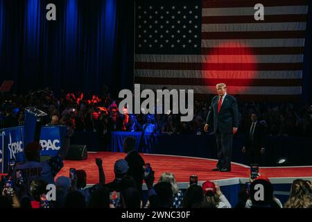 New York, Stati Uniti. 24 febbraio 2024. L'ex presidente Donald Trump saluta il pubblico alla Conservative Political Action Conference National Harbor, MD I partecipanti e gli oratori si riuniscono per la conferenza Conservative Political Action Conference National Harbor, MD (Credit Image: © Olga Fedorova/SOPA Images via ZUMA Press Wire) SOLO PER USO EDITORIALE! Non per USO commerciale! Foto Stock