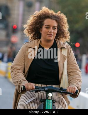 Persone a Parigi in sella a biciclette, biciclette e scooter Foto Stock