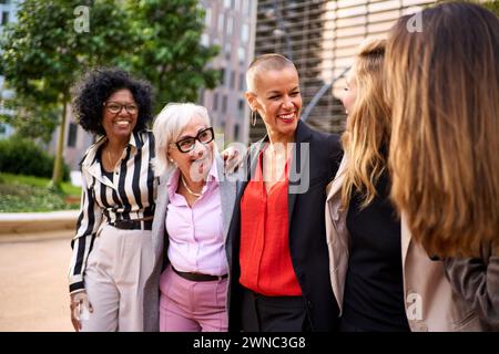 Raggruppa diverse donne d'affari colleghi che si divertono tra loro e ridono al lavoro fuori dall'ufficio Foto Stock