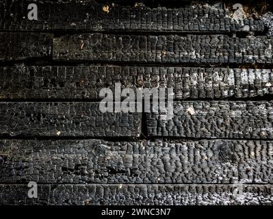 Superficie della tavola di legno bruciata dopo l'incendio. Foto Stock