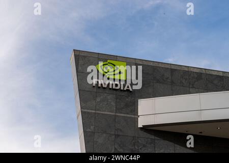 Santa Clara, Stati Uniti. 23 febbraio 2024. Il logo della società di chip Nvidia può essere visto presso la sua sede centrale nella Silicon Valley. La capitalizzazione di mercato della società superò per la prima volta i due trilioni di dollari alla chiusura delle negoziazioni di venerdì. Crediti: Andrej Sokolow/dpa/Alamy Live News Foto Stock