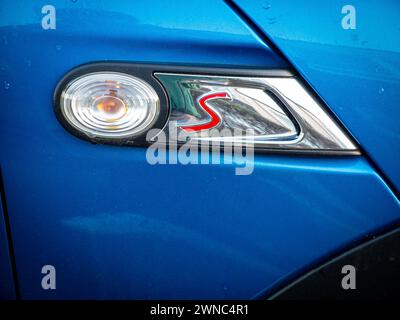 Indicatore laterale e logo Cooper S su una Mini Cooper S blu metallizzato Foto Stock