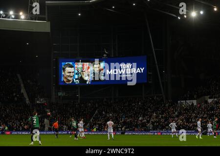 West Bromwich, Regno Unito. 1 marzo 2024. I tifosi tengono un applauso di minuti a sostegno dell'ex manager dei West Bromwich Albion Tony Mowbray durante la partita del titolo Sky Bet West Bromwich Albion vs Coventry City all'Hawthorns, West Bromwich, Regno Unito, 1 marzo 2024 (foto di Gareth Evans/News Images) a West Bromwich, Regno Unito, il 1/3/2024. (Foto di Gareth Evans/News Images/Sipa USA) credito: SIPA USA/Alamy Live News Foto Stock