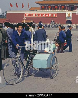 Padre con bicicletta e figlia in carrozza in Piazza Tiananmen, Pechino. Cina, 1984 Foto Stock