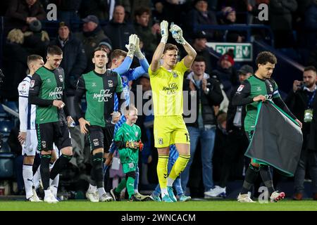 West Bromwich, Regno Unito. 1 marzo 2024. Il portiere del Coventry, Ben Wilson applaude i tifosi prima del calcio d'inizio durante l'EFL Sky Bet Championship match tra West Bromwich Albion e Coventry City agli Hawthorns, West Bromwich, Inghilterra, il 1° marzo 2024. Foto di Stuart Leggett. Solo per uso editoriale, licenza richiesta per uso commerciale. Non utilizzare in scommesse, giochi o pubblicazioni di singoli club/campionato/giocatori. Crediti: UK Sports Pics Ltd/Alamy Live News Foto Stock