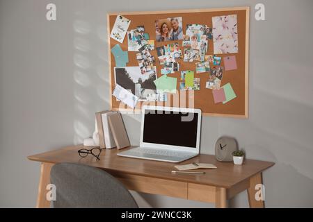 Ambiente di lavoro elegante con scheda visiva e laptop Foto Stock